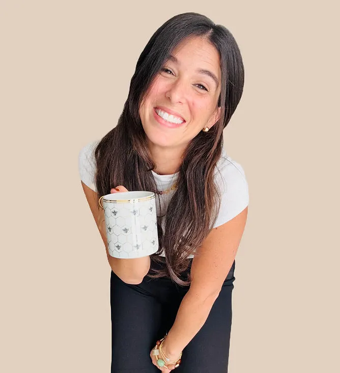 Samantha con una taza, riendo